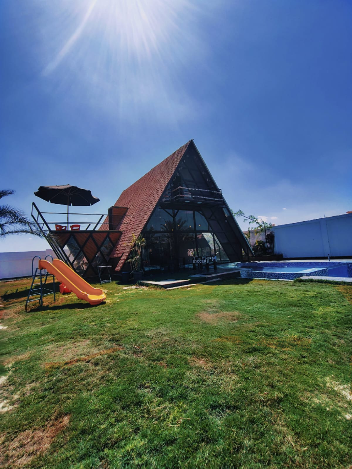 Spacious hut with master bedrooms and pool